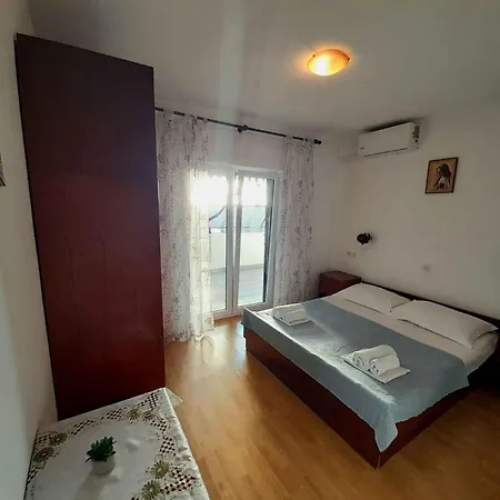 Appartement With Parking Space Brela, Makarska - 18417 *